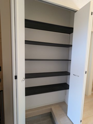 茨城町長岡第４の収納|シューズボックスは家族全員の靴が収納でき、いつでも玄関はすっきり！（同施工物件写真）