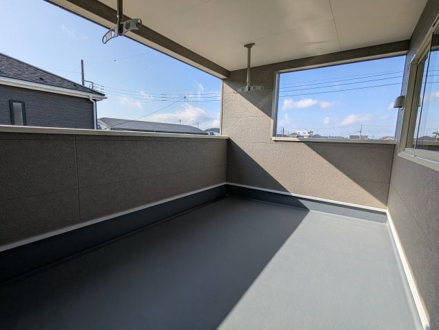 茨城町長岡第４のバルコニー|暖かな日差しのふりそそぐ広々ルーフバルコニー、たくさんの洗濯物が干せます～（同施工物件写真）