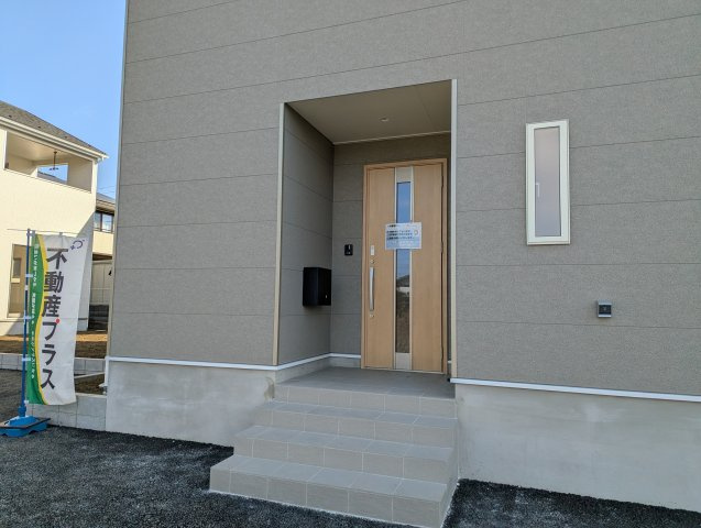 茨城町長岡第４の玄関|エントランスです。帰りたくなる家、住む幸せ、ご見学の際はお問合せ下さい。心よりお待ちしております～。（同施工物件写真）