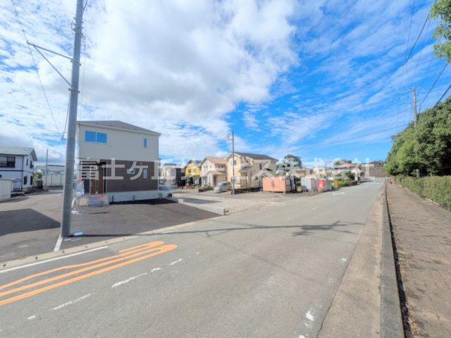 【前面道路含む現地写真】 | 田方郡函南町柏谷 2期 新築一戸建て 3号棟 | 前面道路含む現地写真です