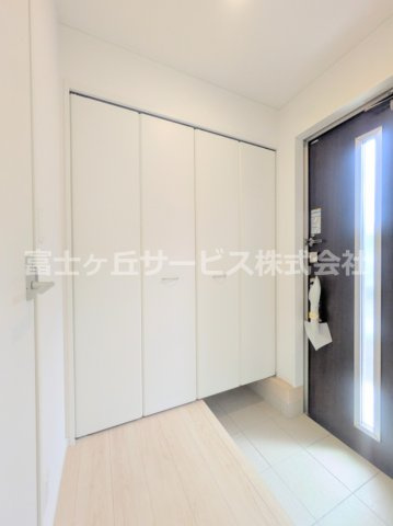 【玄関】 | 田方郡函南町柏谷 2期 新築一戸建て 3号棟 | シンプルで使いやすい玄関です