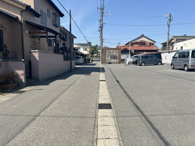 碧南市春日町第1　全2棟　1号棟の前面道路含む現地写真