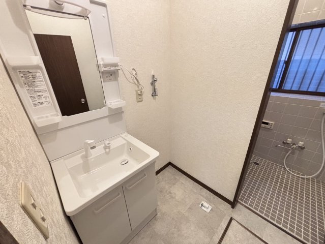 松ヶ崎戸建の洗面所|コンパクトで使いやすい洗面所