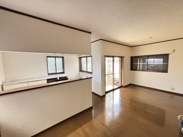 松ヶ崎戸建の居間・リビング|ゆったりとした居間です