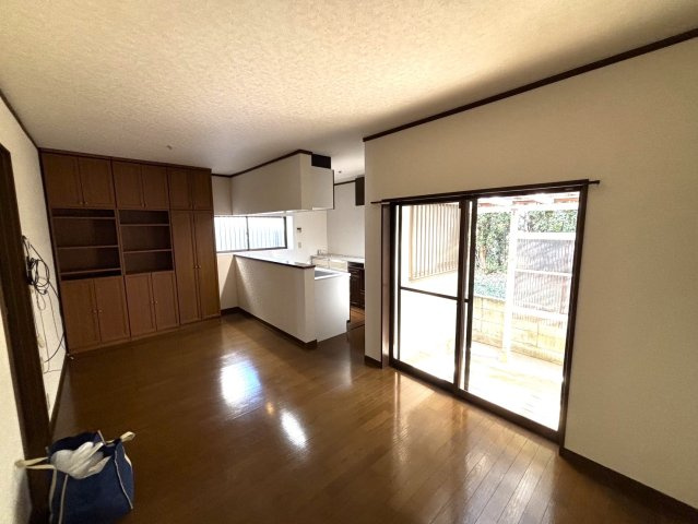 松ヶ崎戸建の居間・リビング|ゆったりとした居間です