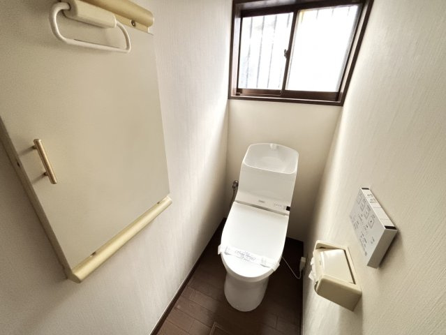 松ヶ崎戸建のトイレ|ゆったりとした空間のトイレです