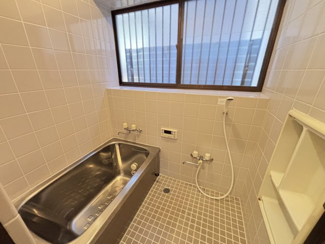 松ヶ崎戸建の浴室|落ち着いた空間のお風呂です