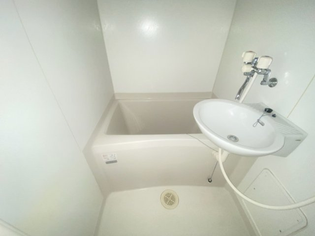 レオパレスプルメリアの浴室|ゆったり過ごせるお風呂です