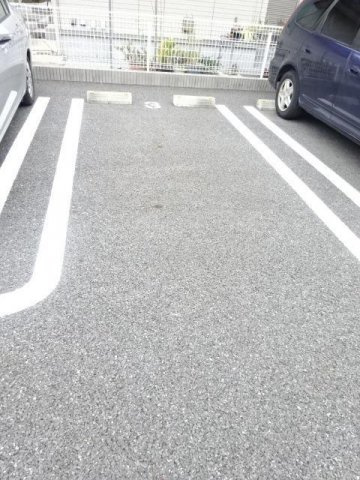 サン　ウッドの駐車場