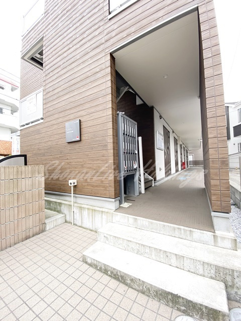 藤沢市高倉の賃貸マンションのエントランス