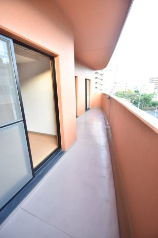 大阪市鶴見区浜５丁目の賃貸マンションのバルコニー