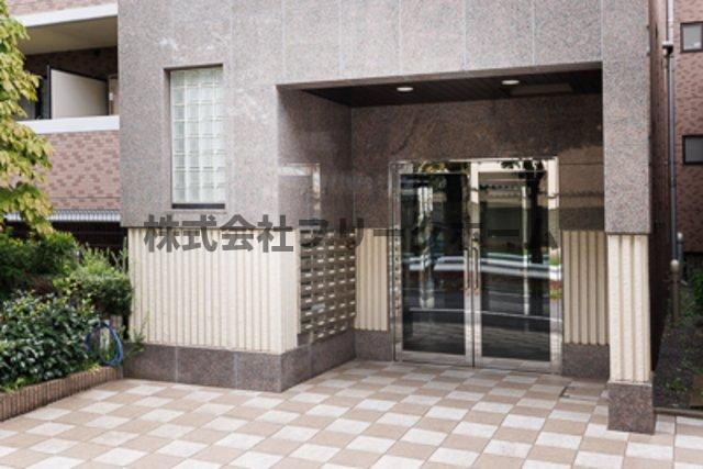 武蔵野市境５丁目の賃貸マンションのエントランス