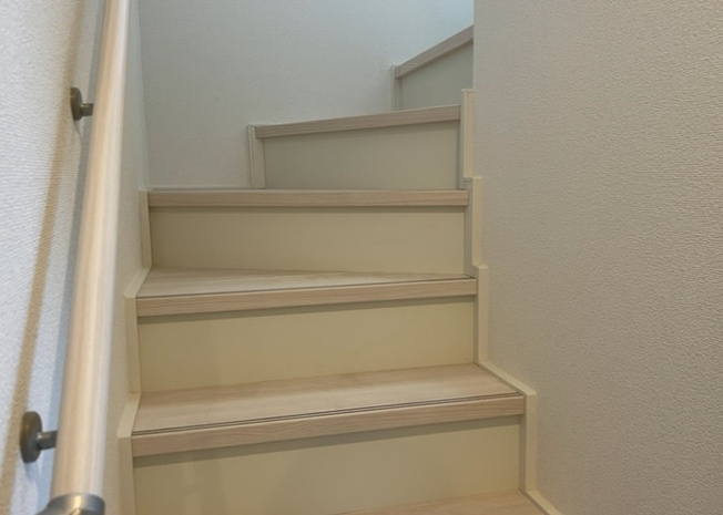 【内装】 | 建物の上下階の通路である階段は、その位置によって動線や室内の印象が大きく左右されます。手摺にも重要な役割があり、転倒の防止・歩行や動作を円滑にして日常生活を支えることを主な目的として設置されています。