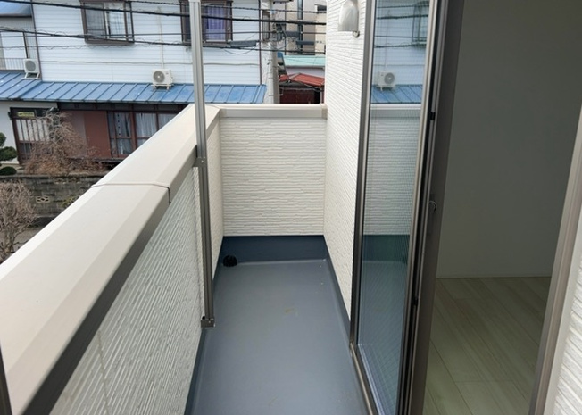 【バルコニー】 | バルコニーは、室外の専用スペースのうち、「屋根がなく開放された空間」であるものを指します。ベランダより広いタイプのものが多く、日当たりもよいため家庭菜園などを楽しみたい人にとって適した環境となります。