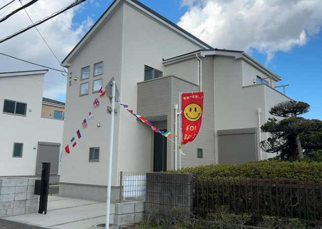 【外観】 | 住宅用の土地では前面道路に2m以上接していなければならないと法律で定められています。しかし、お持ちの車のサイズやライフスタイルなどにより、2mでは利便が悪い場合もございますので、事前に確認しましょう。