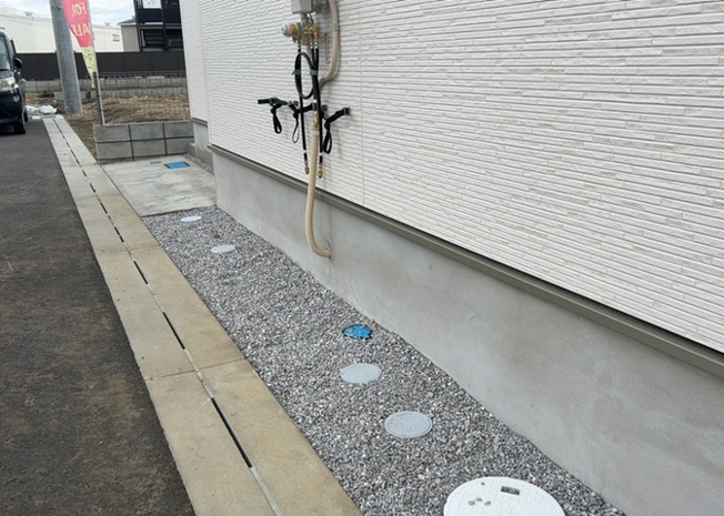 【庭】 | 庭があることでガーデニングや家庭菜園はもちろん、こどもの遊び場やペットを放して遊ぶことができます。また、家の周囲に余裕があるということです。隣地との間があれば、十分な日当たりと、風通しが確保できます。