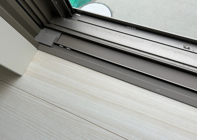 【内装】 | サッシとは、ガラス窓に使用される金属製の窓枠のことです。一般的に住宅建築では、金属製建具工事の段階で備え付けるもので、ガラス類や玄関、バスルームのスチール製のドアなどと同じタイミングで工事を行います。