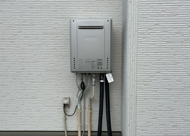 【発電・温水設備】 | 省エネ給湯器とは従来型の給湯器より熱効率が高く、少ない燃料でたくさんのお湯を沸かすことが出来る高効率な給湯器のことを指します。また、省エネ給湯器には種類があり、利便性や効果なども様々です。