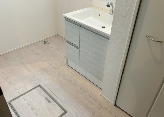 【脱衣所】 | 多くの戸建て住宅で見かける洗面脱衣所は、洗面台と洗濯機が2畳ほどのスペースに並べられていて、洗面所が脱衣所を兼ね備えている間取りが一般的です。お客様が利用することもある、パブリックな空間でもあります。