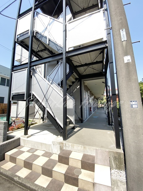 藤沢市湘南台５丁目のアパートのエントランス