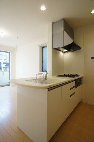 【キッチン】 | ドミール西川口 | 3口ガスコンログリル付きシステムキッチンです（写真は他室です）