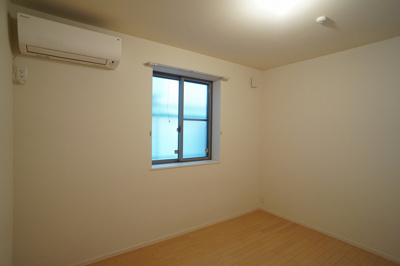 【洋室】 | ドミール西川口 | 洋室にもエアコン設置しています。（写真は他室です）