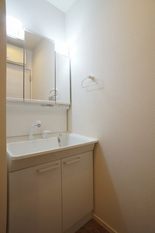 【独立洗面台】 | ドミール西川口 | 独立洗面所内の洗髪洗面化粧台です（写真は他室です）