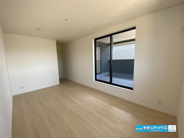 【本日ご案内可能】愛知郡東郷町諸輪　全4棟の洋室|【洋室】
◆広々とした居住空間は日々の暮らしを彩り、心のやすらぎと満足感を与えてくれます。通風と採光を考慮した設計は子供たちはのびのび育ち、家族でくつろぎと団らんを生み出します。　　　　　　　　　　　