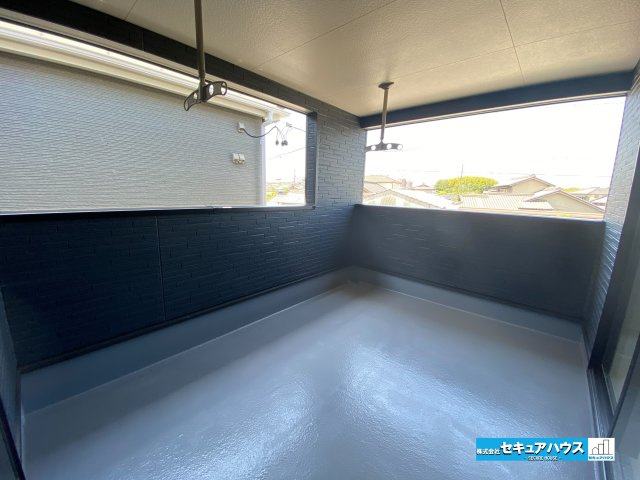 【本日ご案内可能】愛知郡東郷町諸輪　全4棟のバルコニー|【バルコニー】
◆見晴らしもよく、太陽の温かな温もりをめいっぱい受け止めてくれます。
太陽の光と爽やかな風を受けたお洗濯物はあっという間に乾きます。
◆急な天候の変化にも安心なインナーバルコニーです♪