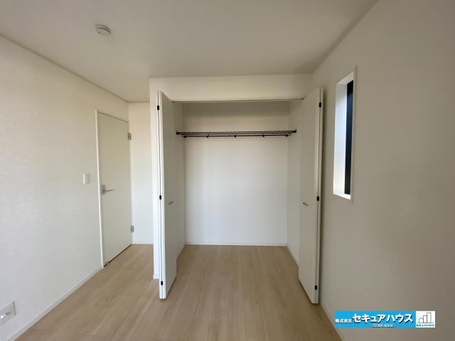 【本日ご案内可能】愛知郡東郷町諸輪　全4棟の洋室|【洋室】
◆家族一人ひとりの大切なプライベート空間。趣味に合わせて使って頂けるようシンプルに仕上げてあります。暮らし心地を大きく左右する収納を、適材適所に配置し使い勝手を考慮しました。　　　　　　　　