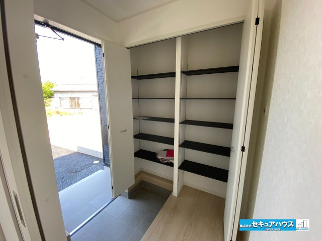 【本日ご案内可能】愛知郡東郷町諸輪　全4棟の玄関|【玄関】
◆光が差し込み明るい設計です。
◆玄関には、収納力のあるシューズクローゼットがございます。玄関まわりがすっきり片付きます。
◆ダブルロックキーで防犯面も安心です。　　　　　　　　　　　　　　