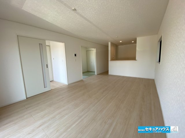 【本日ご案内可能】愛知郡東郷町諸輪　全4棟の居間・リビング|【LDK】
◆日当たりが良く温かい広々リビングは家族の団らんスペースになります。
◆全4棟全てリビングに続く畳のスペースがございます。寝転がったり、お子様の遊ぶスペースとして利用できます。　　　　　　