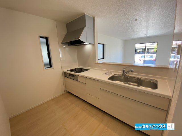 【本日ご案内可能】愛知郡東郷町諸輪　全4棟のキッチン|【キッチン】
◆同時にたくさんの料理が調理できる3口コンロ。「焼く・蒸す・煮る」の工程を同時進行で進めることができるので、料理を素早く作ることができます。育児でバタバタ忙しいママに嬉しい♪　　　　　　