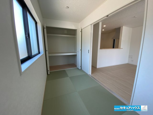 【本日ご案内可能】愛知郡東郷町諸輪　全4棟の和室|【和室】
◆LDKに続く和室は扉を開ければ一体化したスペースとして利用でき、開放感が増します。
◆お子様の遊びや来客時には扉を閉めて客間として利用することもできるため汎用性の高いお部屋です♪