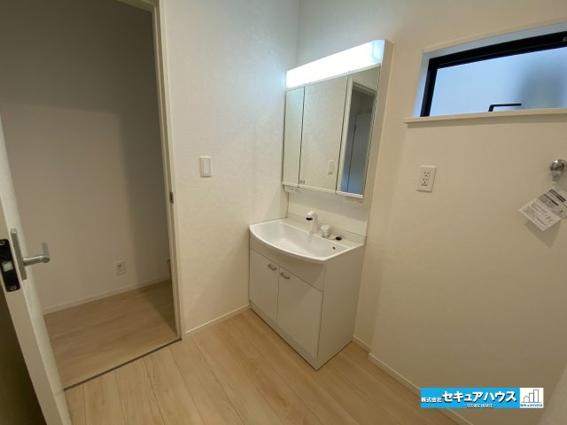 【本日ご案内可能】愛知郡東郷町諸輪　全4棟の独立洗面台|【洗面台】
◆鏡の裏にはたっぷりと収納スペースを標準装備！
◆電源を付属しているのでドライヤーなど利用できます。
◆洗面台下にも収納スペースがあるため洗剤やシャンプーのストックを入れられます。　　　　