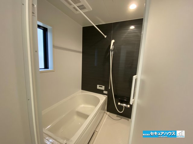 【本日ご案内可能】愛知郡東郷町諸輪　全4棟の浴室|【浴室】
◆アクセントパネルで落ち着きのある雰囲気を演出します。毎日の疲れを癒やすバスタイムをお楽しみ下さい！
◆窓付きで、カビの繁殖を抑える効果があります。
◆追い炊き機能付きのオートバスです。　　