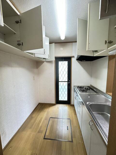 琴田　二世帯住宅のキッチン|１階　システムキッチン＆収納