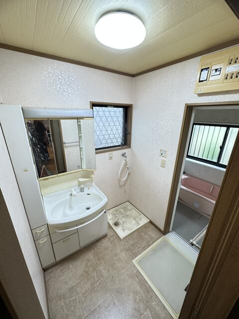 琴田　二世帯住宅の独立洗面台|１階　脱衣場