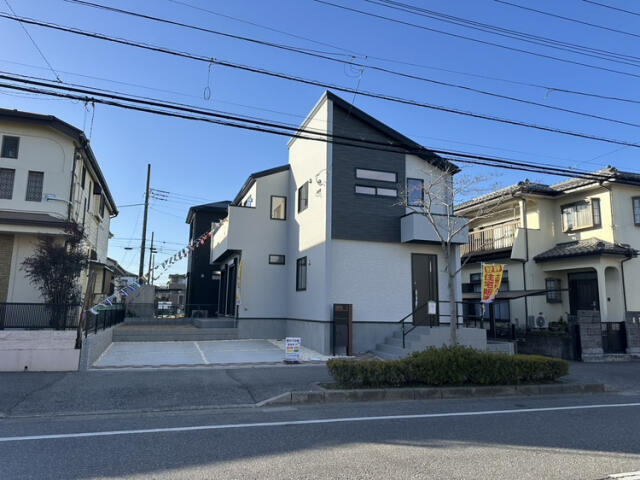 ブルーミングガーデン　佐倉市中志津７丁目１棟／１期１号棟の前面道路含む現地写真|外観