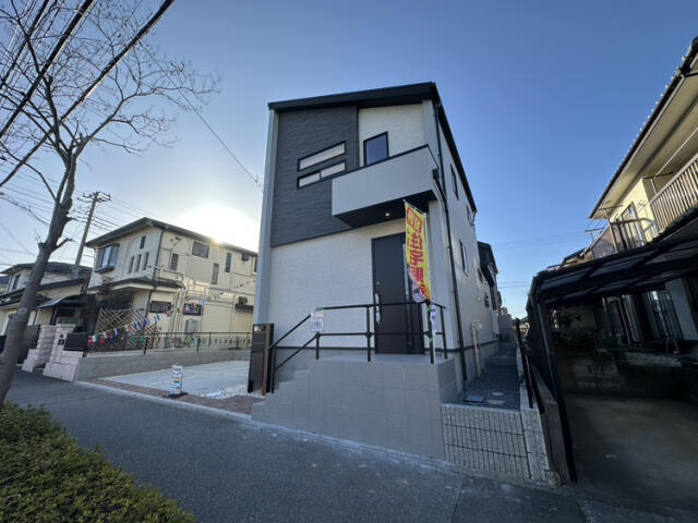 ブルーミングガーデン　佐倉市中志津７丁目１棟／１期１号棟の前面道路含む現地写真|外観