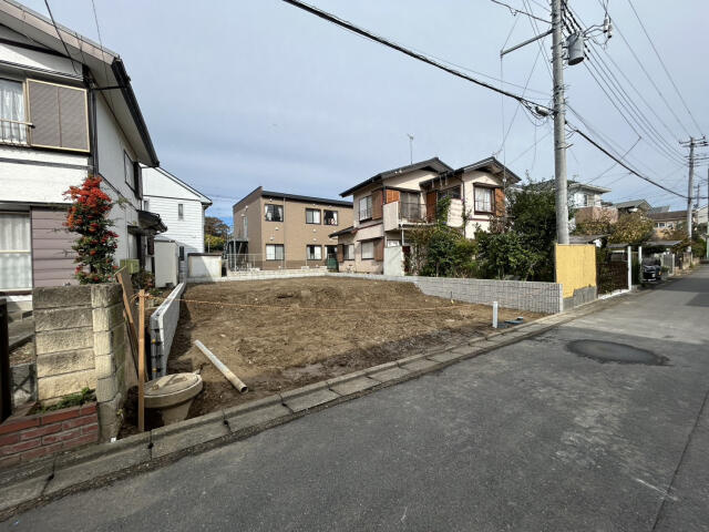 ブルーミングガーデン　野田市日の出町２期１棟／２期１号棟の前面道路含む現地写真|現況写真2025.11.2撮影