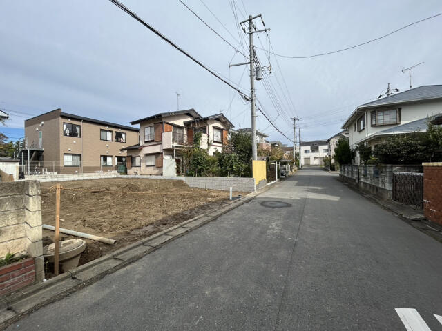 ブルーミングガーデン　野田市日の出町２期１棟／２期１号棟の前面道路含む現地写真|現況写真2025.11.2撮影