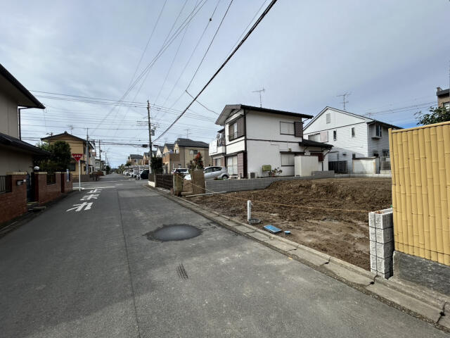 ブルーミングガーデン　野田市日の出町２期１棟／２期１号棟の前面道路含む現地写真|現況写真2025.11.2撮影