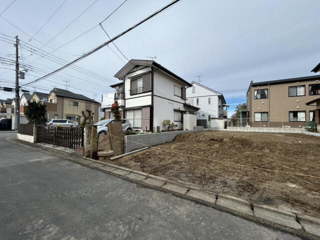 ブルーミングガーデン　野田市日の出町２期１棟／２期１号棟の前面道路含む現地写真|現況写真2025.11.2撮影