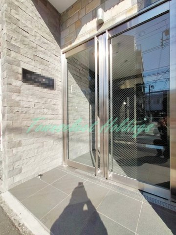 藤沢市本町３丁目の賃貸マンションのエントランス