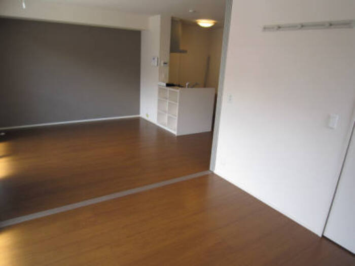 グラン　エトワール　A棟の居間・リビング|こちらのリビングで趣味の時間をお楽しみください