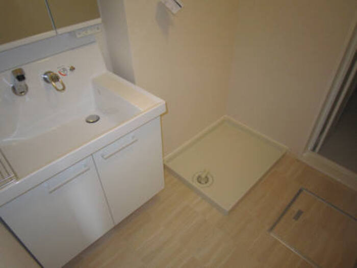 グラン　エトワール　A棟の洗面所|明るい洗面所です