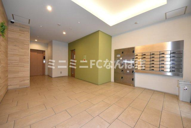 セオリー難波パレのエントランス