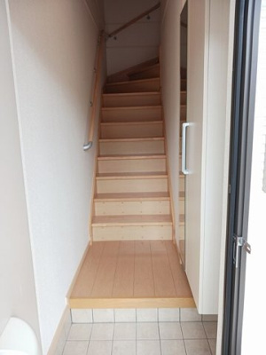 【玄関】 | サンリットヴィラ | 収納もある玄関です