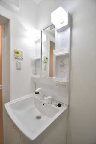 Ｓｈａｍｂｒｅ古市B棟の洗面所